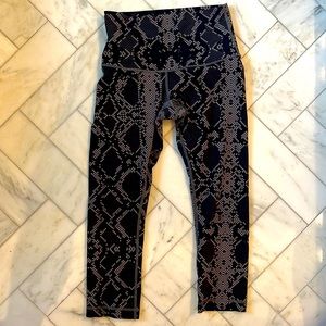 Lululemon Athletica leggings-ladies size 6, black and gray geometric pattern.
